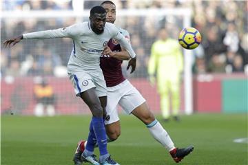 Chelseas Tiemoue Bakayoko (l) kämpft gegen West Ham Uniteds Winston Reid um den Ball. Foto: Alastair Grant