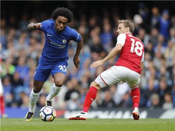 Chelseas William (l) im Zweikampf mit Arsenals Nacho Monreal. Chelsea und Arsenal trennten sich 0:0. Foto: Frank Augstein