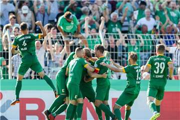 Chemie Leipzigs Spieler feiern den Sieg gegen Regensburg. Foto: Jan Woitas