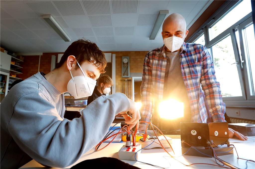 Chemie- und Biounterricht lebt von Experimenten – doch aktuell können nicht alle Klassen in die Räume. Grund sind die Corona-Regeln.