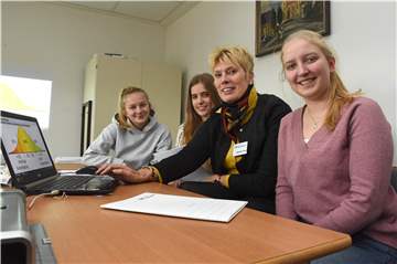 Chiara Grewe (l.), Gina Lohoff (2.v.l.) und Jara Schulze-Wenning (r.) geben der Berufsnavigator-Beratung gute Noten. Beraterin Barbara Pixa habe den drei Schülerinnen geholfen, ihre Interessen und Stärken besser zu erkennen.
