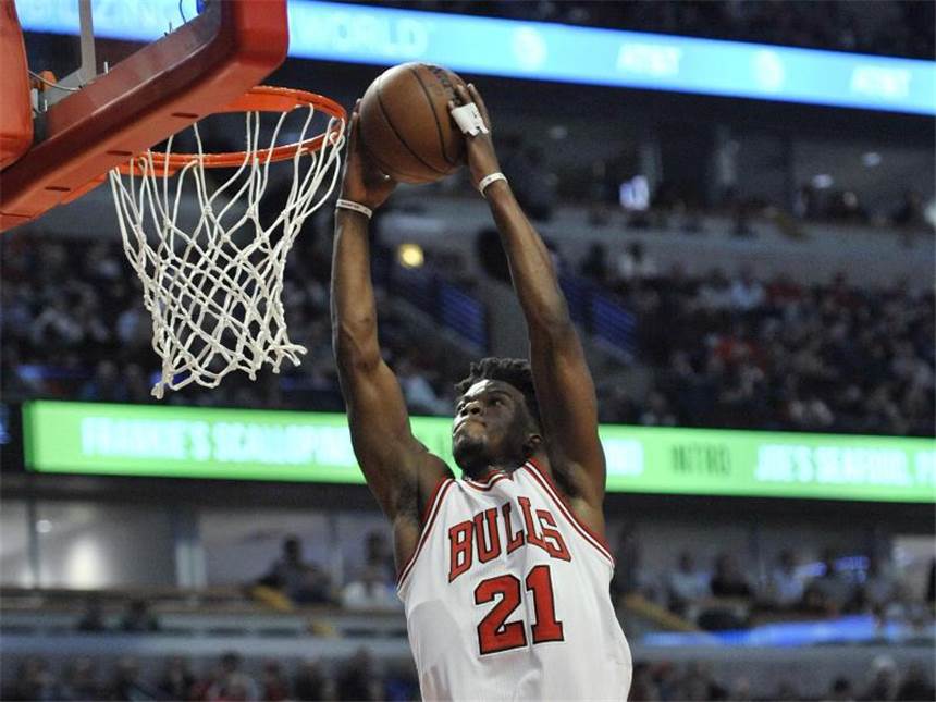 Chicago Bulls siegen ohne NBA-Rookie Zipser gegen Boston Chicagos Jimmy Butler dunkt gegen Boston. Foto: Paul Beaty