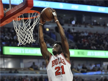 Chicagos Jimmy Butler dunkt gegen Boston. Foto: Paul Beaty