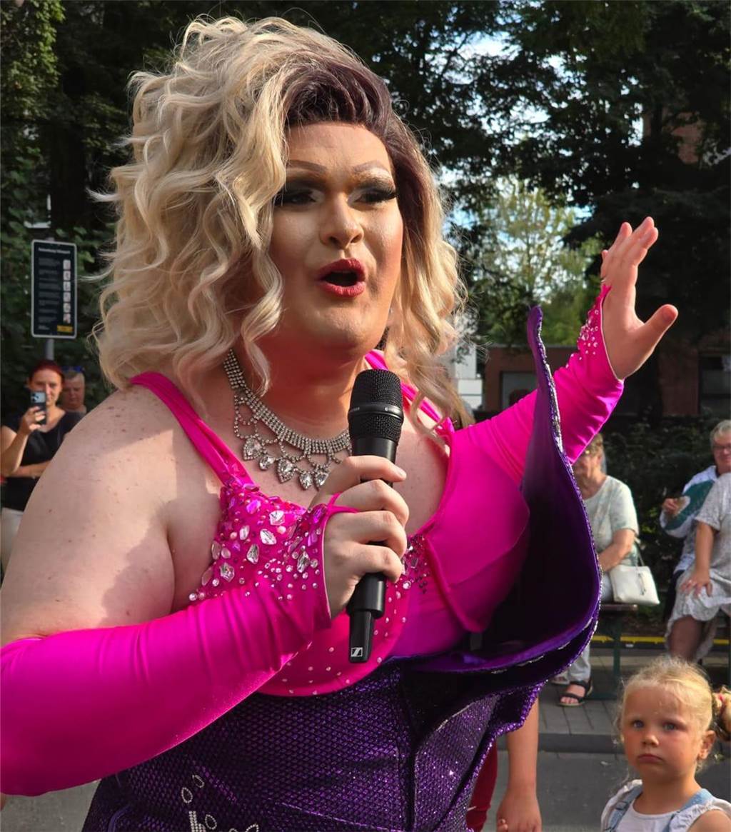 Veranstaltungen am Wochenende: Kneipennacht, Entenrennen, Travestie Die Travestiekünstlerin ChiChi DeVine bei der Lünschen Mess
