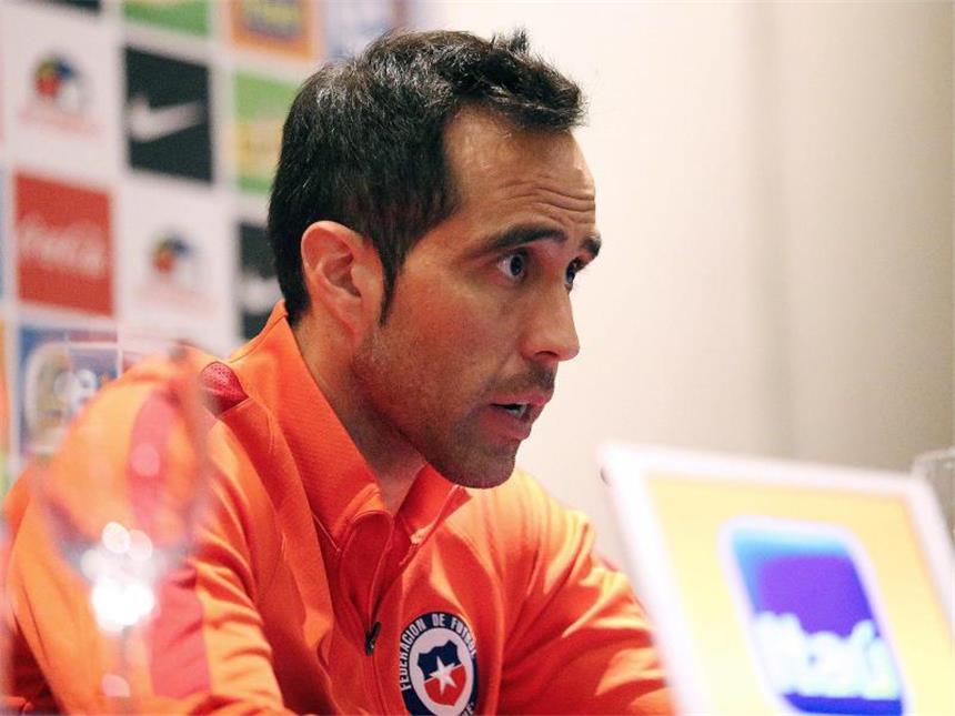 Chile ohne Torwart Bravo zum Confed-Cup-Auftakt Chiles Torwart Claudio Bravo muss vorerst zuschauen. Foto: Carlos Parra/Handout