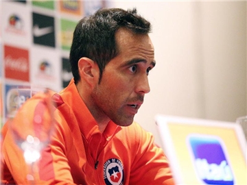 Chiles Torwart Claudio Bravo muss vorerst zuschauen. Foto: Carlos Parra/Handout