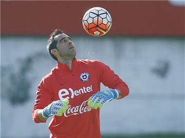Chiles Torwart Claudio Bravo steht für das Spiel gegen Australien "zur Verfügung". Foto: Mario Ruiz