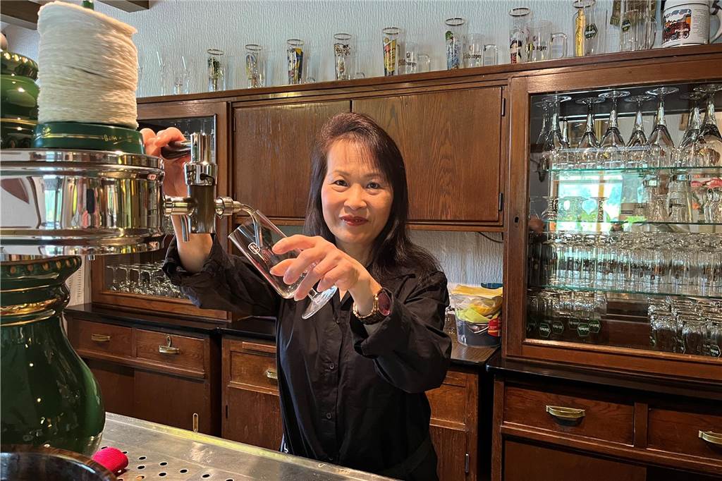 Nostalgie und chinesische Küche: Waldschenke ist Halterns verstecktestes Lokal Chin Tou hinter der Theke.