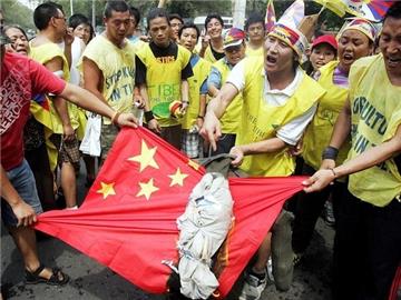 China feiert den 50. Jahrestag der "Befreiung" in Tibet. In Indiens Hauptstadt Neu Delhi gab es wütende Proteste gegen die chinesischen Besatzer.