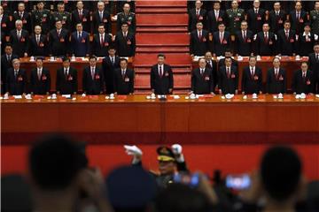 Chinas Präsident Xi Jinping (M) beim Parteikongress der Kommunistischen Partei in Peking. In der Volksrepublik gibt es Bemühungen, eine Mitsprache von Parteivertretern in der Führung ausländisch investierter Unternehmen einzufordern. Foto: Andy Wong/Symbol
