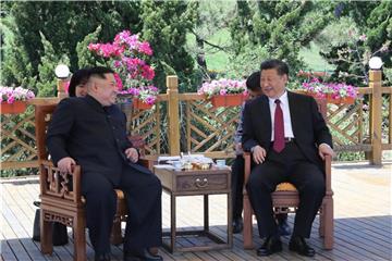 Chinas Präsident Xi Jinping (r) und Nordkoreas Machthaber Kim Jong Un treffen sich in der chinesischen Hafenstadt Dalian. Foto: Ju Peng/XinHua