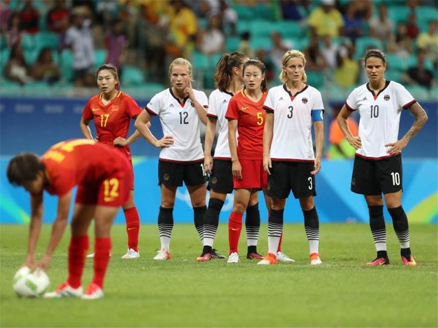 Vorfreude bei DFB-Frauen: Im Halbfinale gegen Kanada Chinas Shuang Wang (l) verschoss einen Elfmeter und vergab den möglichen Ausgleich. Foto: Cristiane Mattos