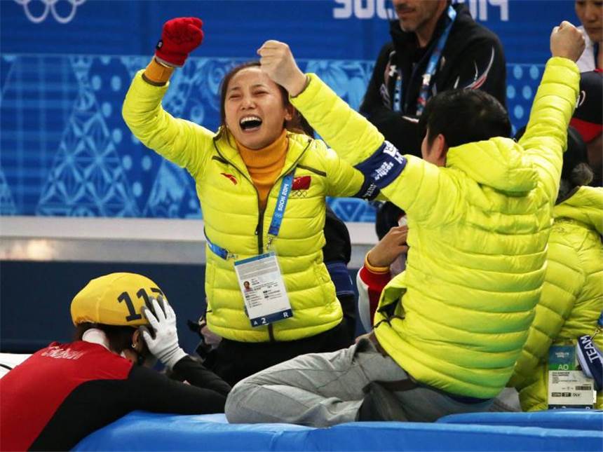 Chinesin Yang wiederholt Olympiasieg über 1500 Meter Chinas Team ist außer sich vor Freude über den Sieg von Zhou Yang. Foto: Tatyana Zenkovich