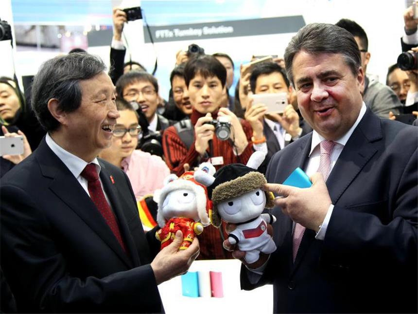 CeBIT gestartet - Merkel fordert von China fairen Wettbewerb Chinas Vize-Ministerpräsident Ma Kai (l) und Bundeswirtschaftsminister Gabriel beim Eröffnungsrundgang über die CeBIT in Hannover. Foto: Friso Gentsch/dpa