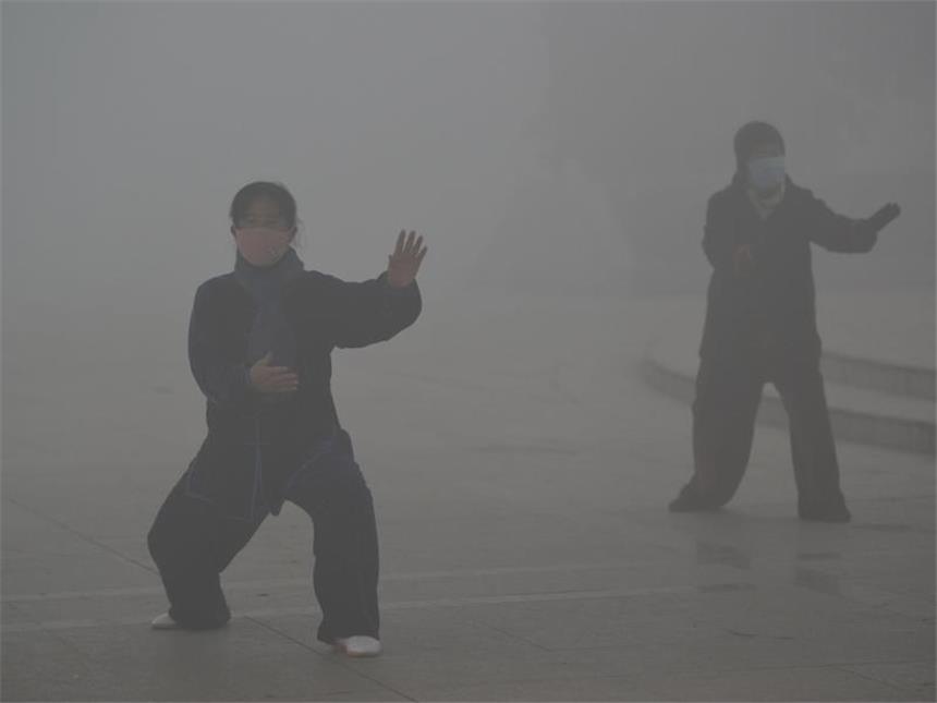 Smog nimmt einer halben Milliarde Chinesen den Atem Chinesen machen ihre Morgenübungen in Fuyang im dichten Smog. Foto: Lu Qijian