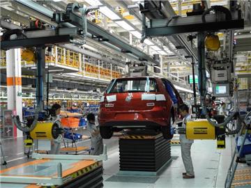Chinesische Arbeiter an der Fertigungsstraße für den neuen Golf im neu eröffneten VW-Werk in Foshan. Foto: Andreas Landwehr
