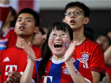 Chinesische Fans des FC Bayern München in Shanghai. Foto: Xi Ya