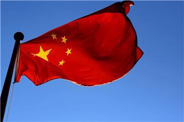 Chinesische Flagge vor blauem Himmel. Investoren aus Fernost investierten 2017 knapp 13,7 Milliarden Dollar (knapp 11,2 Mrd Euro) in 54 deutsche Firmenkäufe oder Beteiligungen. Foto: Oliver Berg