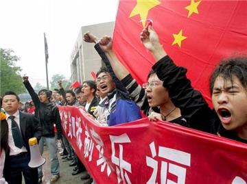 Chinesische Jugendliche bei einer Demonstration gegen die Unabhängigkeit Tibets in Xi'an.