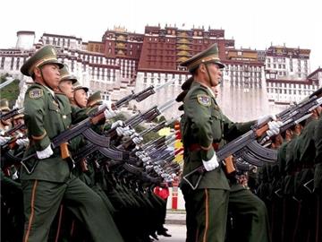 Chinesische Soldaten vor dem Potala Palast in Lhasa. (Archivbild): Tibeter haben in der Provinz Qinghai eine Polizeistation angegriffen.