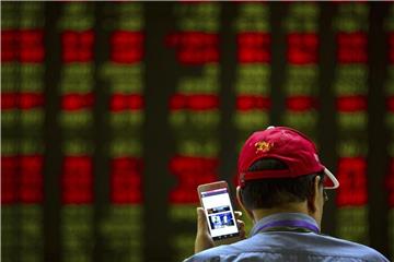 Chinesischer Investor an der Börse in Peking. Die USA und China bleiben im Handelsstreit auf Konfrontationskurs. Foto: Mark Schiefelbein/AP