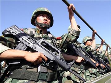 Chinisische Paramilitärs unterwegs in der Provinz Xinjiang. Foto: dpa