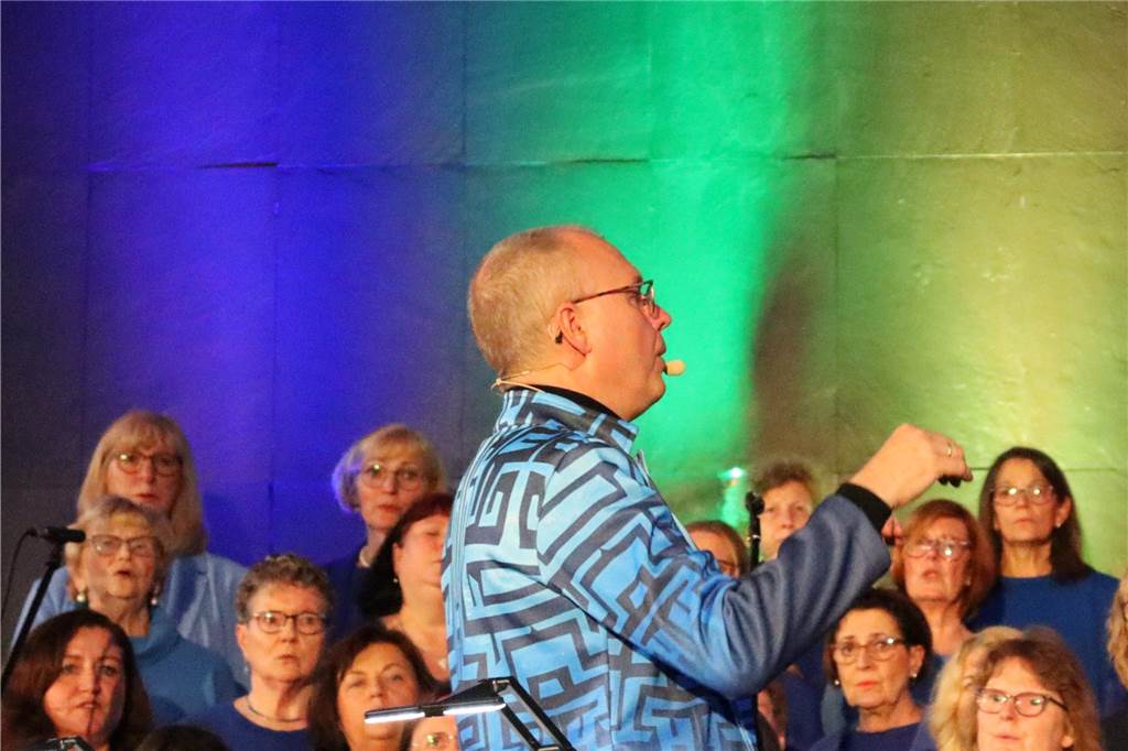 Swinging Church gab Konzert zum Jubiläum des Hospizfreundeskreises Chorleiter Hans-Jürgen Gromann führte seine Sängerinnen und Sänger von Swinging Church mit viel Energie durch das anspruchsvolle Programm.