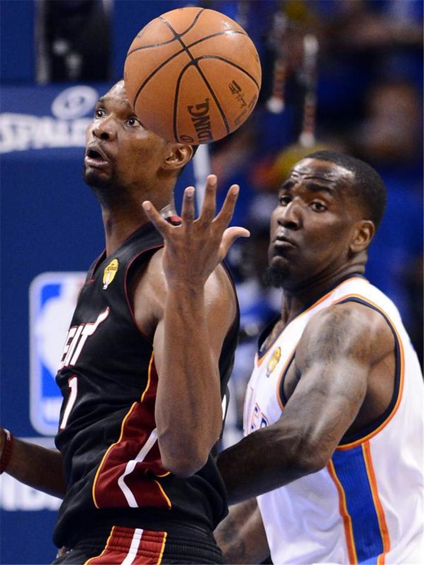 Matchwinner James: Miami gleicht im NBA-Finale aus Chris Bosh (l) verliert kurzzeitig den Ball gegen Kendrick Perkins. Beide wundern sich. Foto: Larry W. Smith