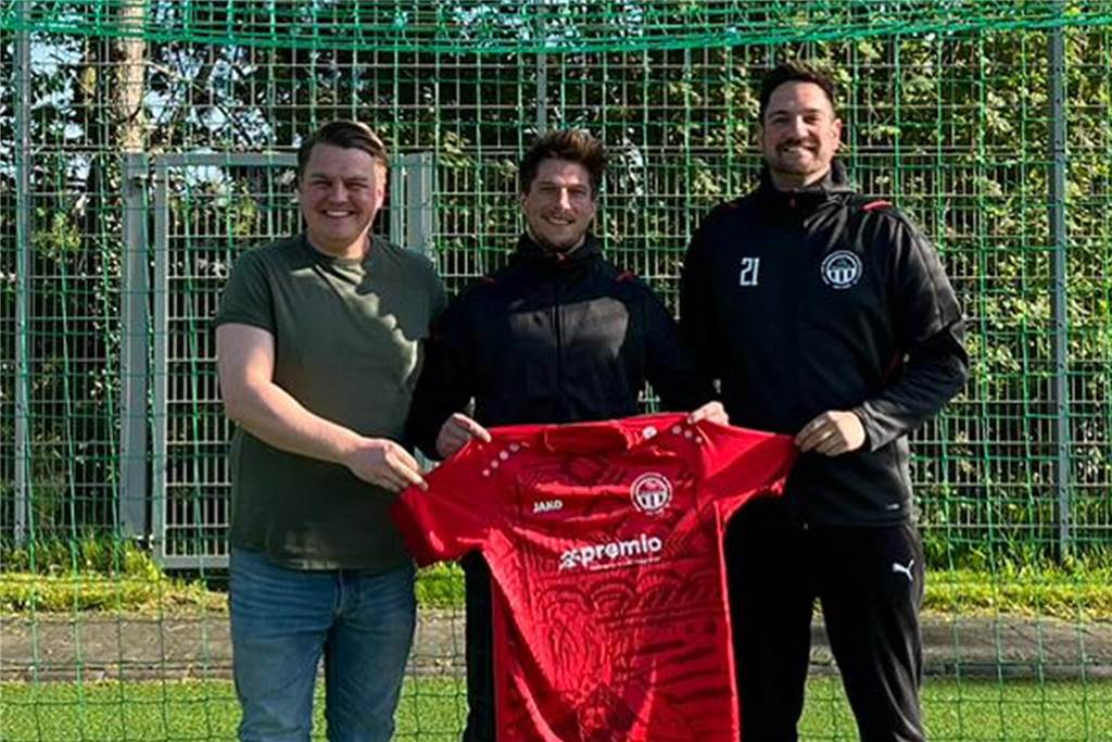 FC TuRa Bergkamen holt weiteren Co-Trainer: Ehemaliger Oberliga-Kicker will auch spielen Chris Brügmann (l.) und Hendrik Schwarz setzen in der neuen Saison auch auf die Erfahrung von Marco Wahle (M.).