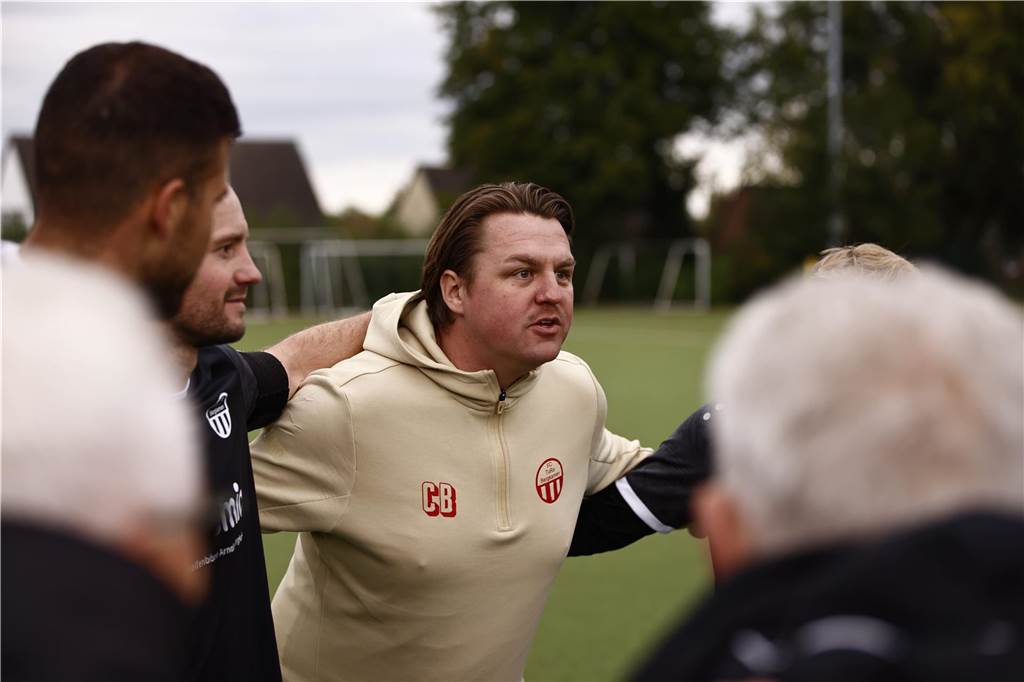 FC TuRa Bergkamen zieht in die nächste Runde Chris Brügmann stimmt seine Truppe auf das Elfmeterschießen ein.