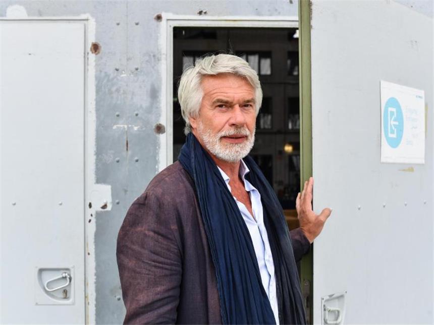 Dercons Volksbühne mischt sich unter das Volk Chris Dercon ist neuer Intendant der Berliner Volksbühne. Foto: Jens Kalaene
