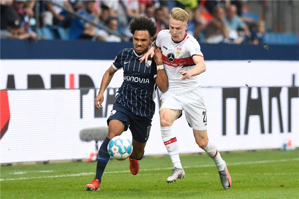 Bruder des Castrop-Rauxeler Fußball-Profis Chris Führich: „Keiner wollte gegen uns spielen“ Chris Führich bei seinem ersten Bundesliga-Spiel für den VfB Stuttgart. Hier kämpft er mit Bochums Herbert Bockhorn.