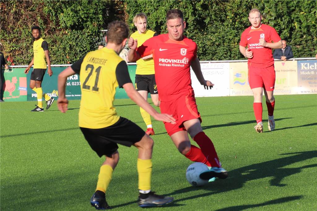Wildes Spiel zwischen SV Langschede und RW Unna Chris Gnatowski (M.) legt sich den Ball vorbei an Langschedes Hannes Giersch (Nummer 21).