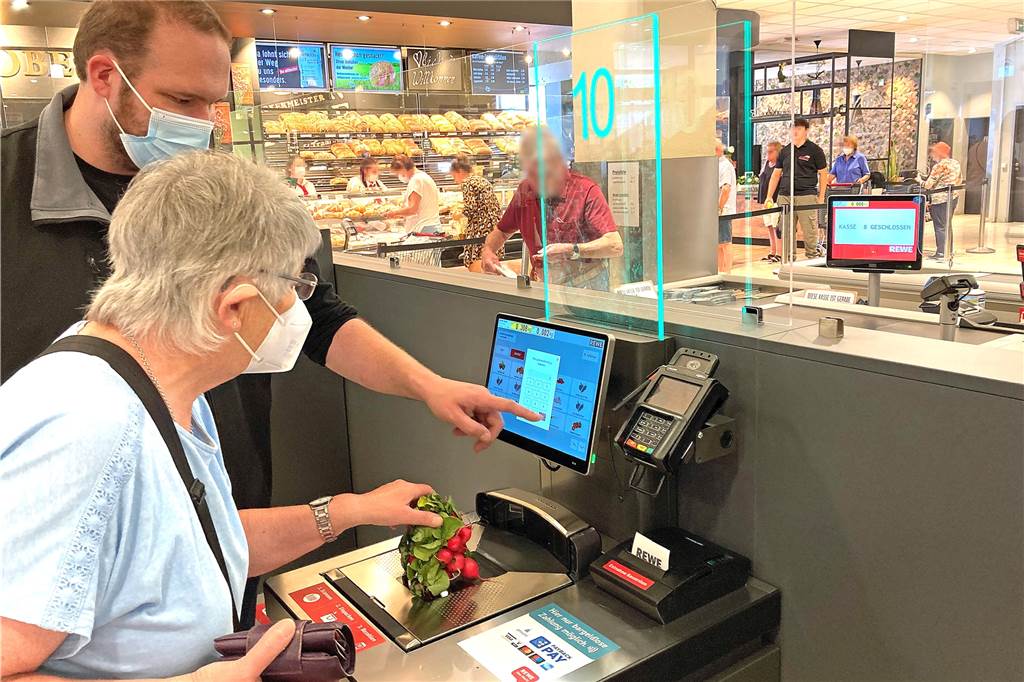 Bezahlen ohne Kassierer: Neues Angebot für Kunden im Rewe an der Harkortstraße Chris Kantak erklärt die sb Kassen im Rewe