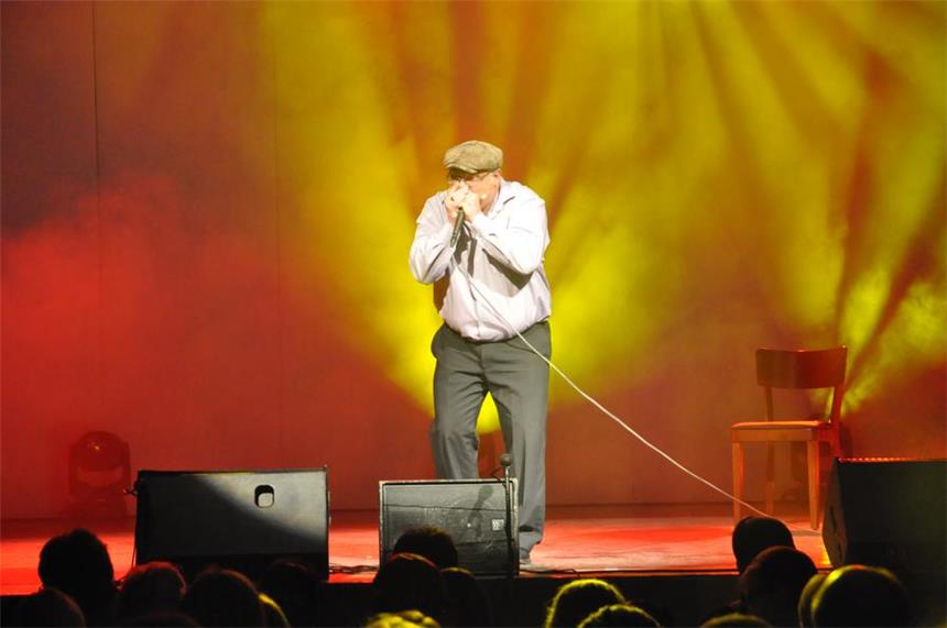 Chris Kramer blueste, soulte und rockte sich durch die Premiere der kleinen Mundharmonika in Schwerte.