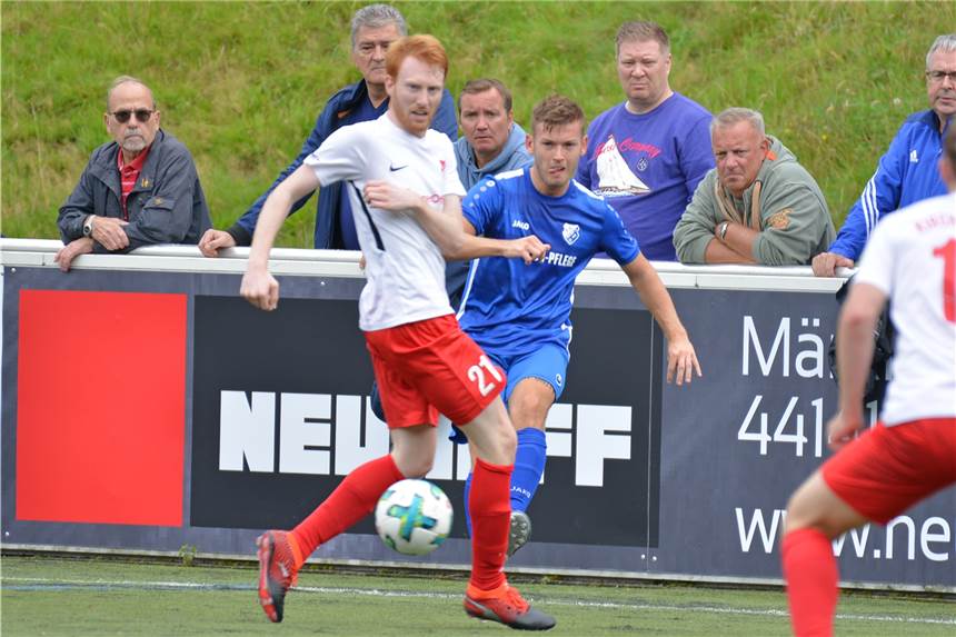 Im Livestream: Der FC Frohlinde empfängt den SV Horst-Emscher Chris Matuszak (blaues Trikot) läuft mit dem FC Frohlinde am Sonntag gegen den SV Horst-Emscher auf.