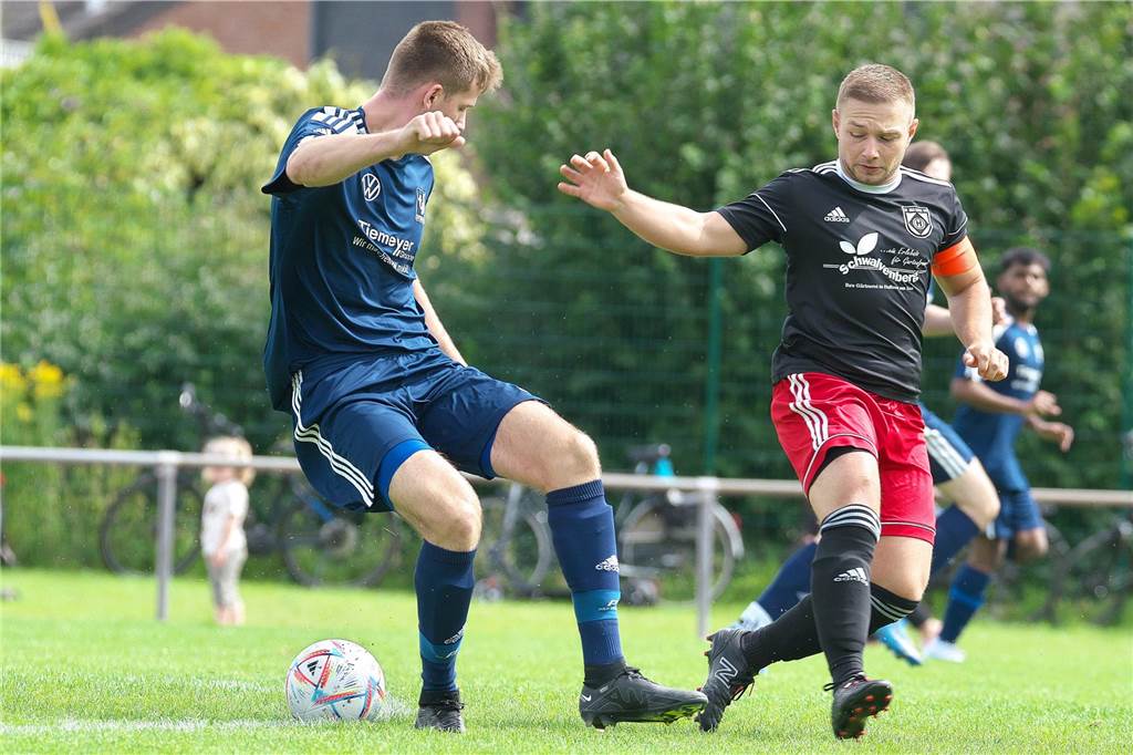 Chris Meyer (r.) sah am ersten Spieltag Gelb-Rot.