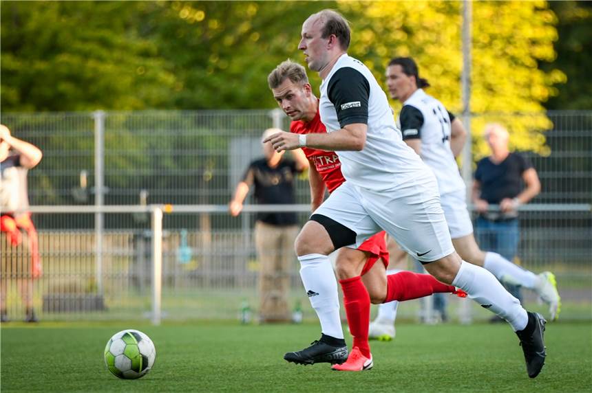 Wethmar-Keeper hält Elfmeter in der Nachspielzeit - BV Lünen degradiert den Gegner - die Übersicht Chris Studnicka (v.) war erfolgreich mit dem BV Lünen.
