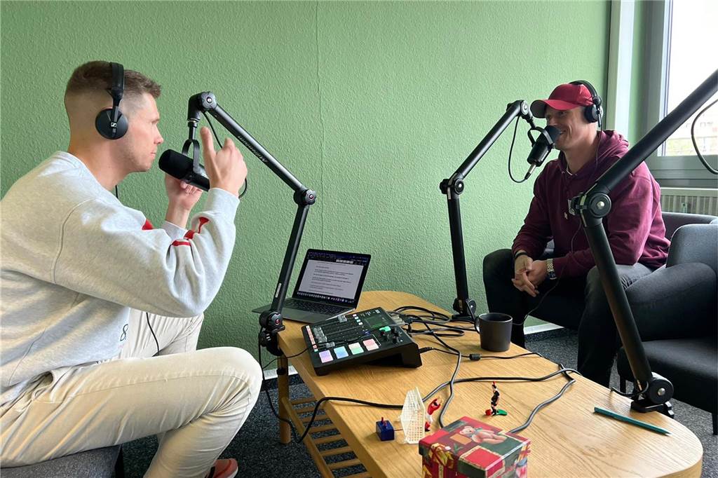 Chris Thannheiser, Host beim Übersteiger-Podcast, spricht mit Marvin Pourié.