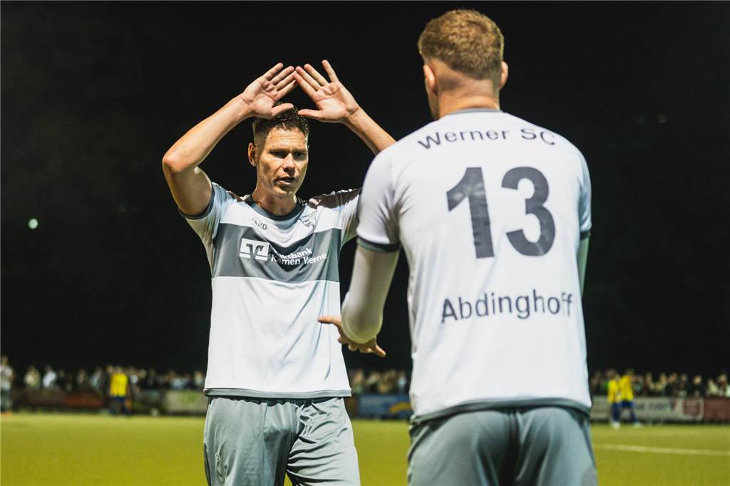 Chris Thannheiser interessieren 10.000 Euro Marktwert „fast gar nicht“ Chris Thannheiser vorm Abklatschen mit Mitspieler Tim Abdinghoff bei seiner Auswechslung.