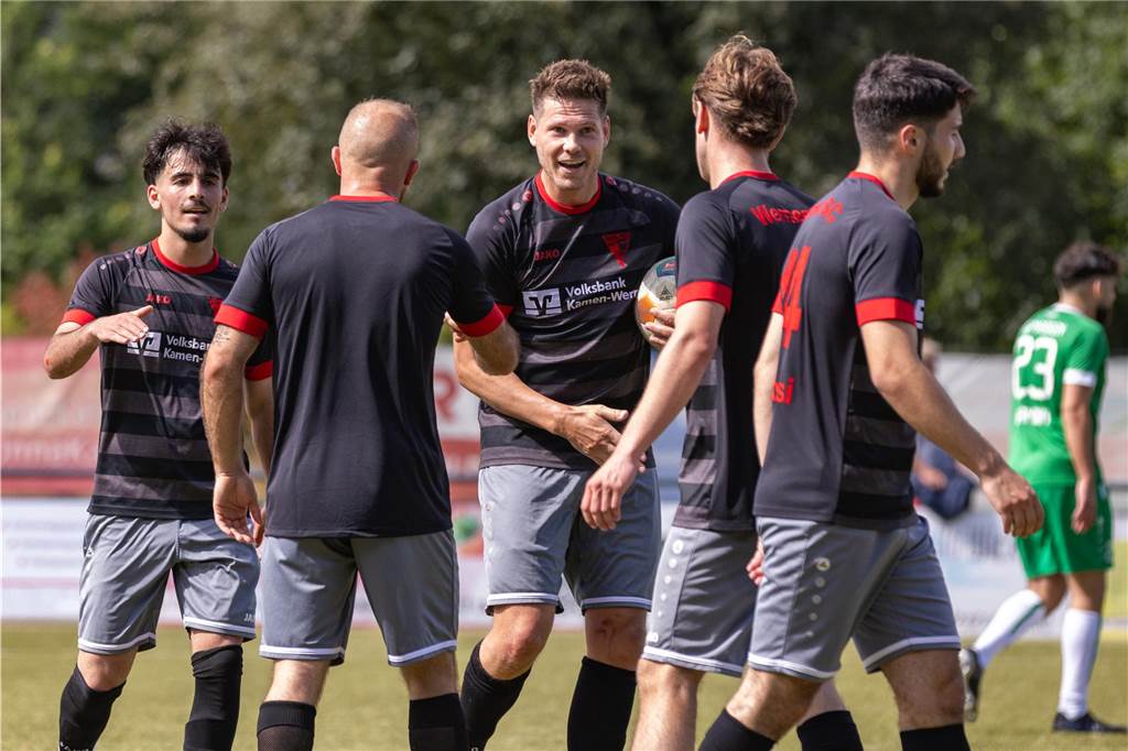 Torgala direkt im ersten Test: Nico Berghorst verzaubert die SG Massen Chris Thannheiser (M.) traf zum 1:0 für die Gäste.
