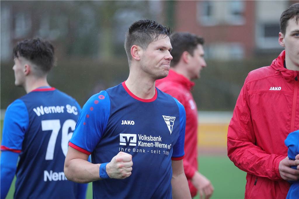 „Jeder weiß, dass er sich quälen muss“: Werner Fußballer halten sich jetzt anders fit Chris Thannheiser muss jetzt Laufen gehen - wohl oder übel.