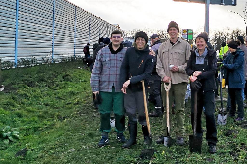 Pflanzaktion des NABU mit Schmitz Cargobull begeistert Freiwillige Chriss Hintemann (rechts) und ihre freiwilligen Unterstützer sind sehr zufrieden mit dem abgeschlossenen Projekt an der Lärmschutzwand.