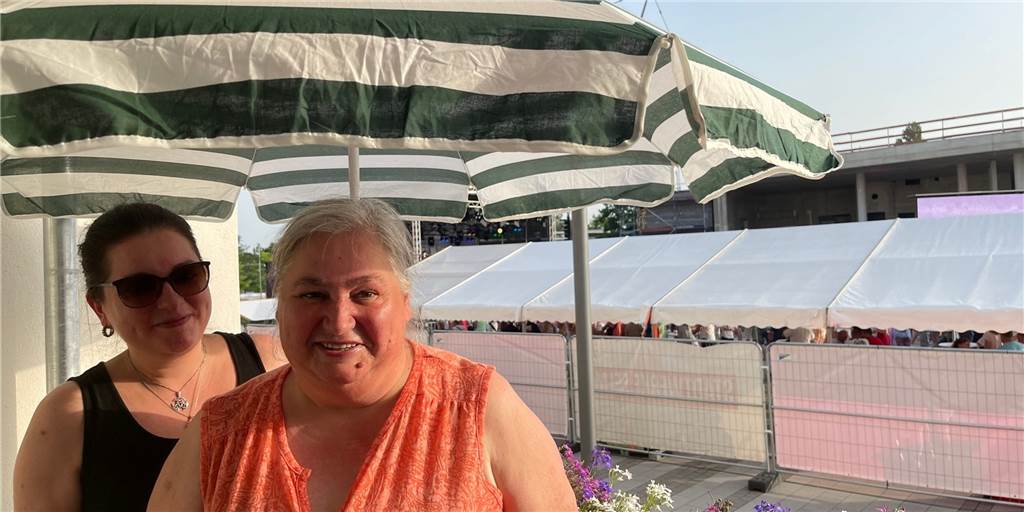 Stadtfest-Party Selm 2022: Christa Didzuns Logenplatz hat einen Haken Christa Didzun (r.) mit ihrer Tochter: Die Selmerin hat beim Stadtfest-Konzert am Samstagabend mit Milow einen Logen-Platz. Der hat aber einen Haken.