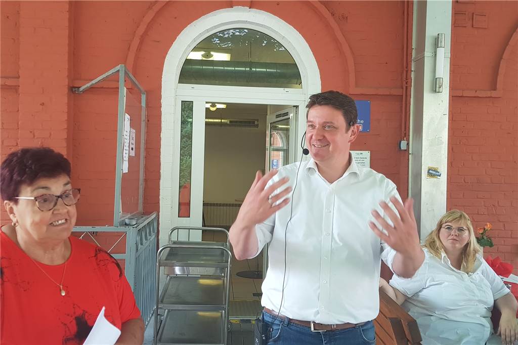 Castrop-Rauxeler Bürgermeister pariert Frage- und Kritik-Hagel der Bürger Christa Dreifeld, Rajko Kravanja und im Hintergrund Katrin Lasser-Moryson in Aktion.