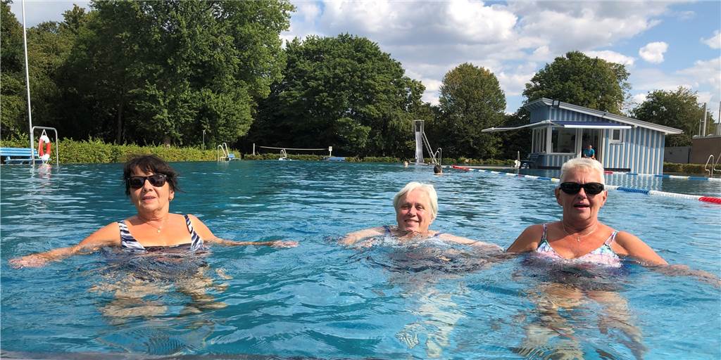 Nach Bilderbuchsommer im Freibad bereitet Stadtlohns Hallenbad Sorgen Christa Gottschlich, Margret Elsing und Waltraud Florin (von links) genießen das Ende eines Bilderbuchsommers im Stadtlohner Freibad.