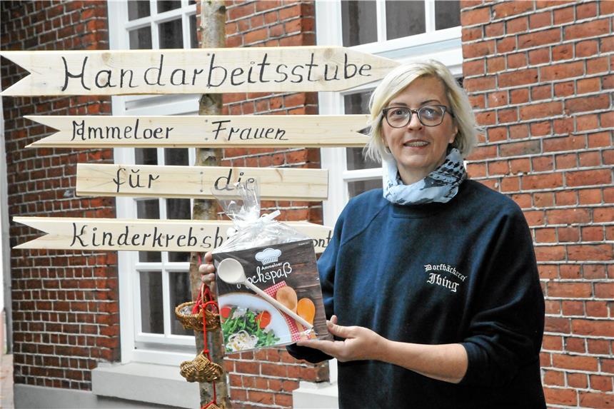 Christa Lösing hofft darauf, viele Exemplare des ersten Ammeloer Kochbuches verkaufen zu können, denn der Erlös geht vollständig an die Kinderkrebshilfe in Weseke.