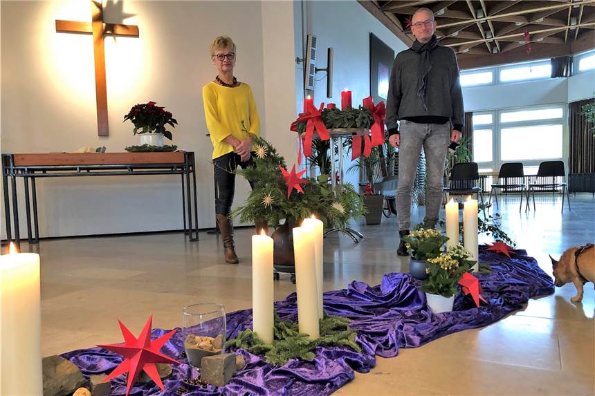 In Dortmunder Gemeinde wird eine Corona-Maßnahme zur dauerhaften Dekoration Christa Seck-Bahrenberg und Michael Bahrenberg von der evangelischen Schalom-Gemeinde in Scharnhorst-Ost haben den Kirchenraum vor Weihnachten umgestaltet