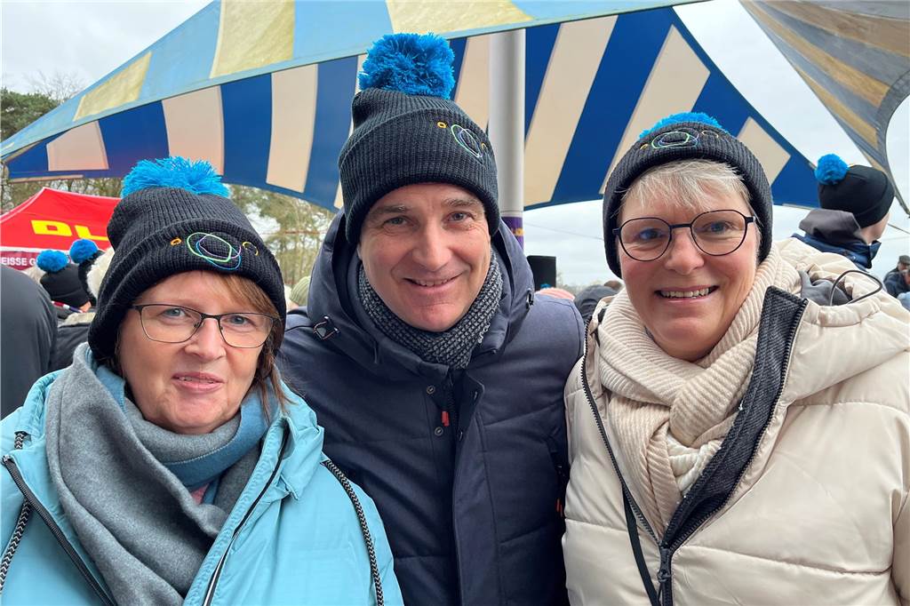 Spende vom Neujahrsschwimmen: Suppenküche hat 5000 Euro mehr im Topf Christel Grewing, David Schütz und Ursula Heidkamp beim Neujahrsschwimmen