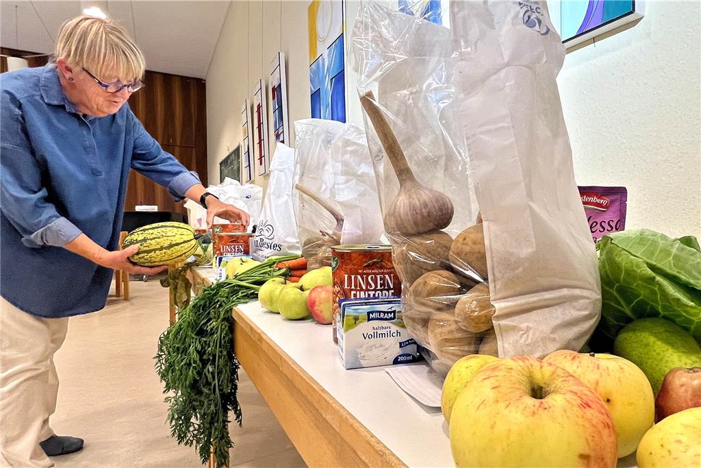 Inflation und kleine Rente: „Wir haben unser Haus schon verkauft“ Christel Kieffer steht an der Lebensmittelausgabe der Diakonie im Gemeindehaus Stift